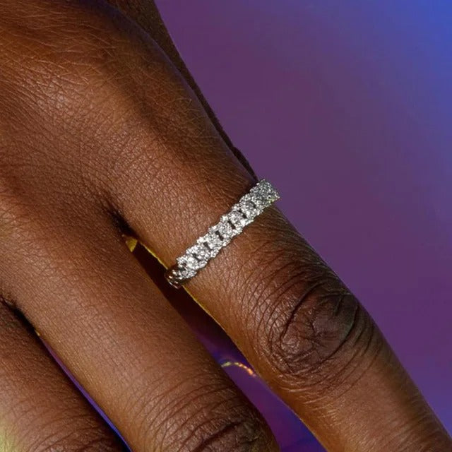 Carmiora - Minimalistischer Ring mit funkelnden Steinen