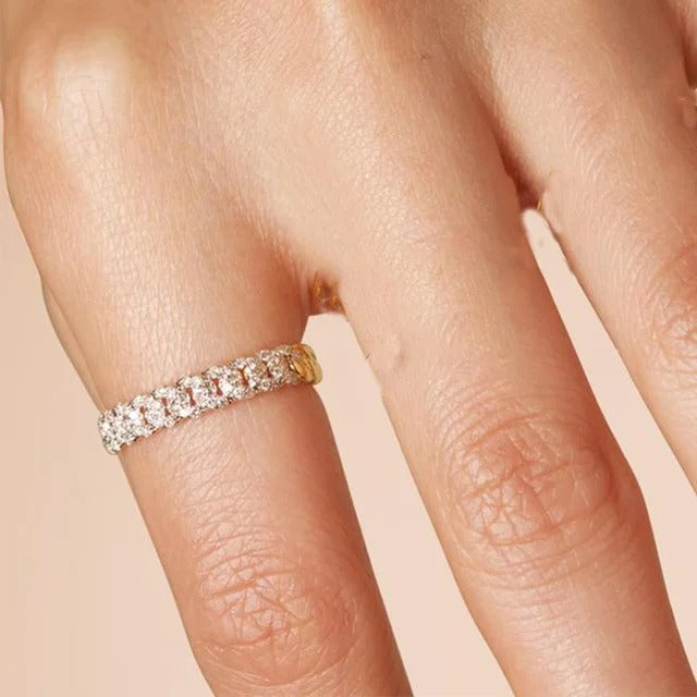 Chavri - Minimalistischer Ring mit funkelnden Steinen