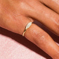 Chavri - Minimalistischer Ring mit funkelnden Steinen
