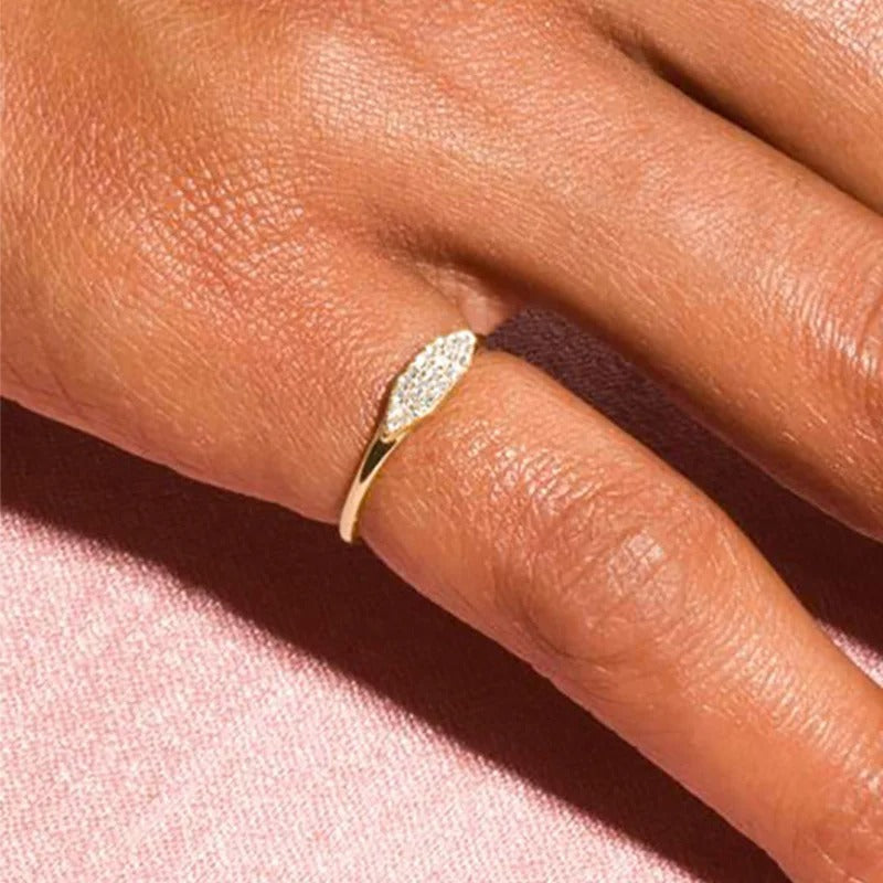 Carmiora - Minimalistischer Ring mit funkelnden Steinen