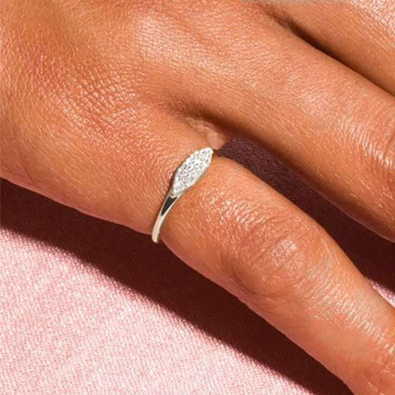 Carmiora - Minimalistischer Ring mit funkelnden Steinen
