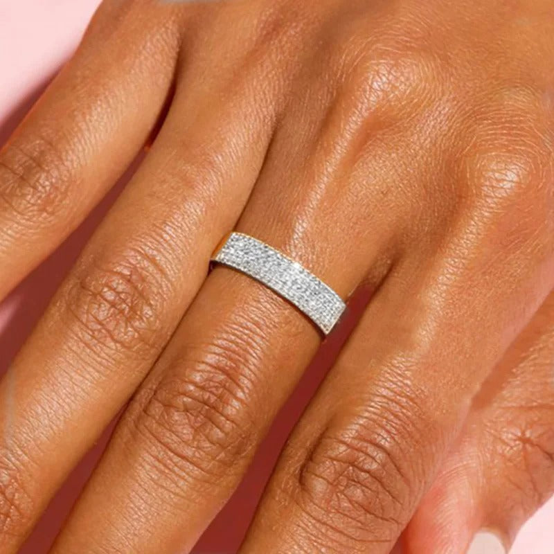 Carmiora - Minimalistischer Ring mit funkelnden Steinen