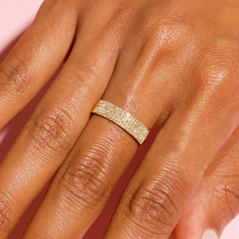 Chavri - Minimalistischer Ring mit funkelnden Steinen