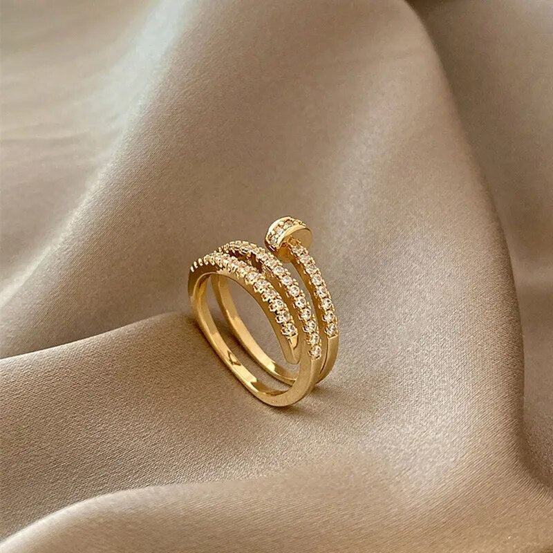 Zarte, mit Mikroeinlagen aus Zirkonia versehene Ringe in Nagelform