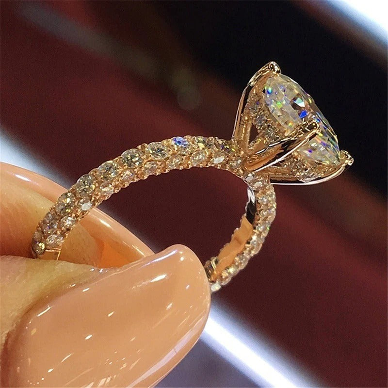 Carmiora - Atemberaubender Ring aus Strass