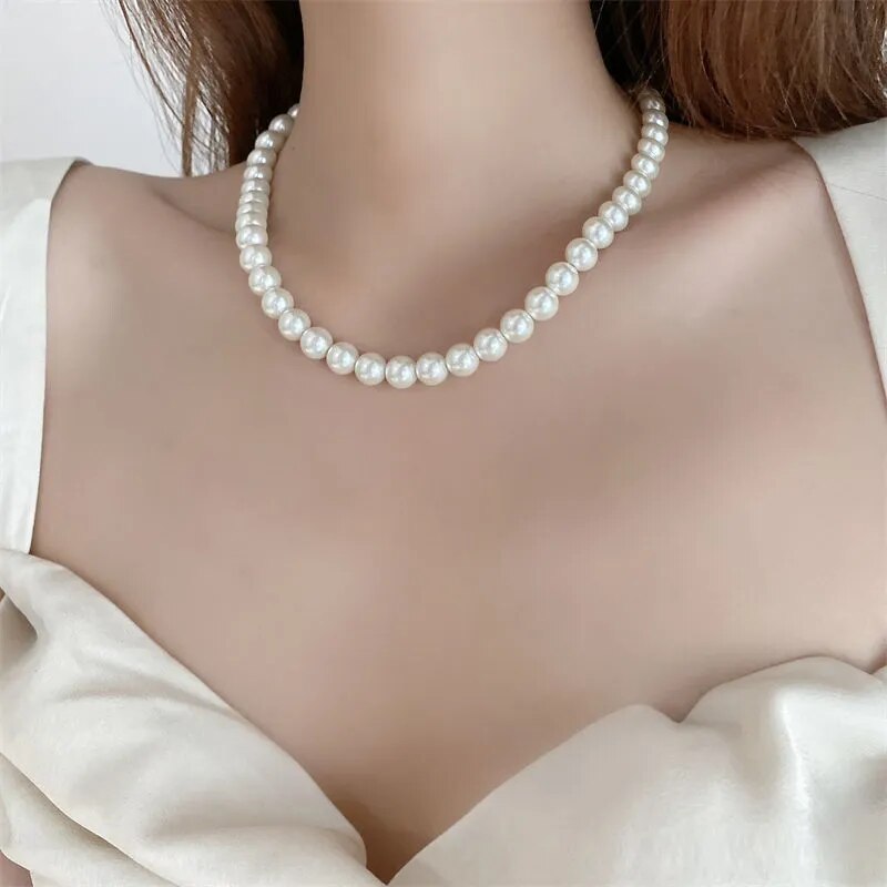 Klassische und elegante Choker-Halskette mit weißen Perlen