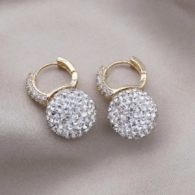 Chavri - Schimmernde Strass-Kugel-Ohrringe