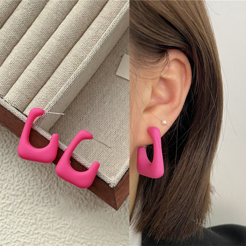 „Everything is Pink“-Kollektion geometrischer Statement-Ohrringe