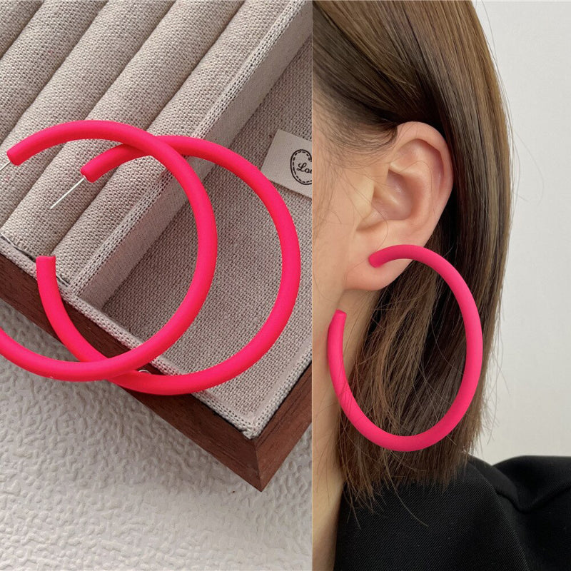 „Everything is Pink“-Kollektion geometrischer Statement-Ohrringe