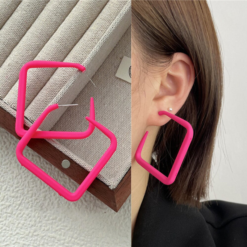 „Everything is Pink“-Kollektion geometrischer Statement-Ohrringe