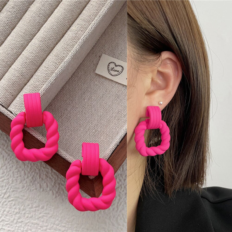 „Everything is Pink“-Kollektion geometrischer Statement-Ohrringe