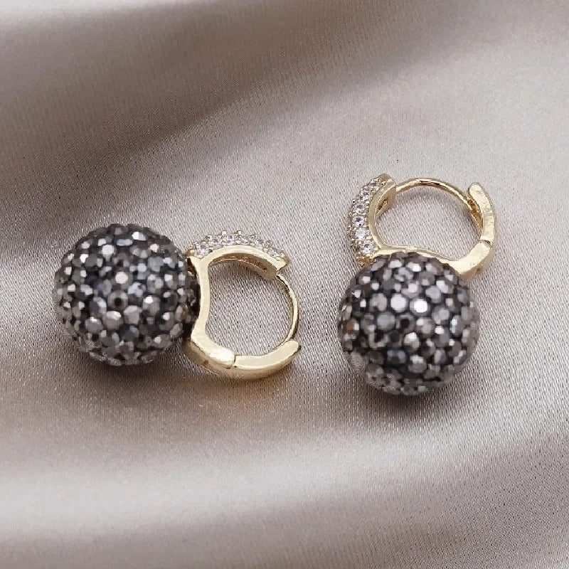 Carmiora - Schimmernde Strass-Kugel-Ohrringe