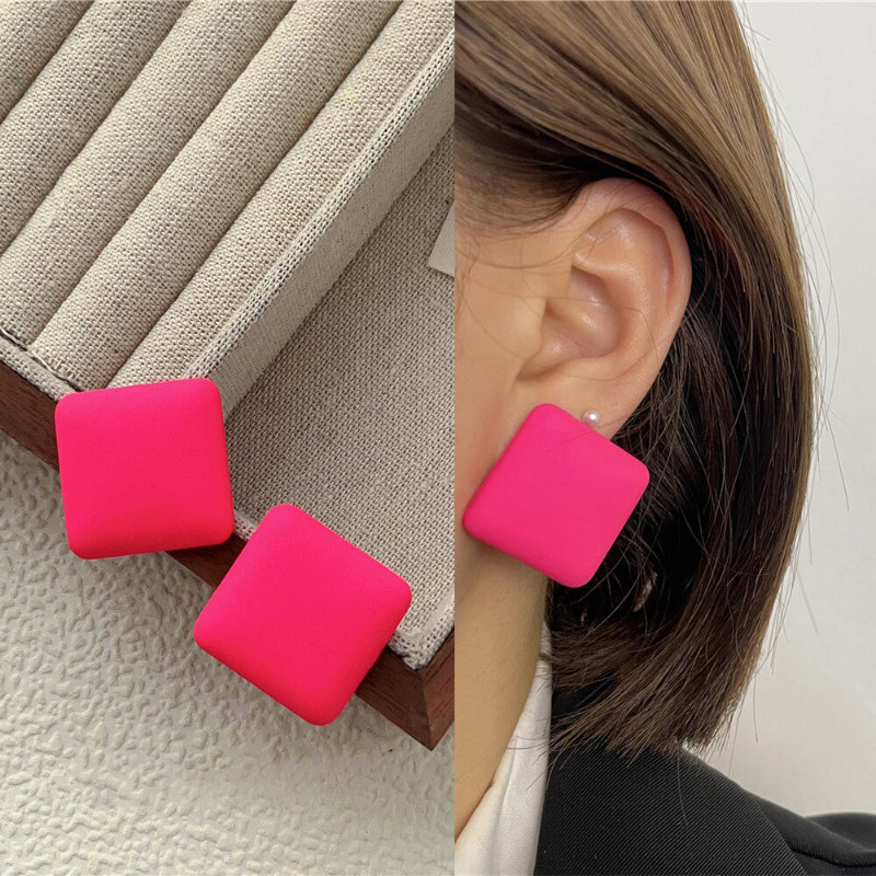 „Everything is Pink“-Kollektion geometrischer Statement-Ohrringe