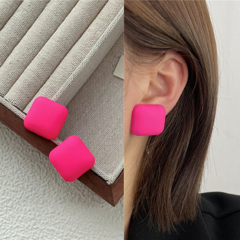 „Everything is Pink“-Kollektion geometrischer Statement-Ohrringe