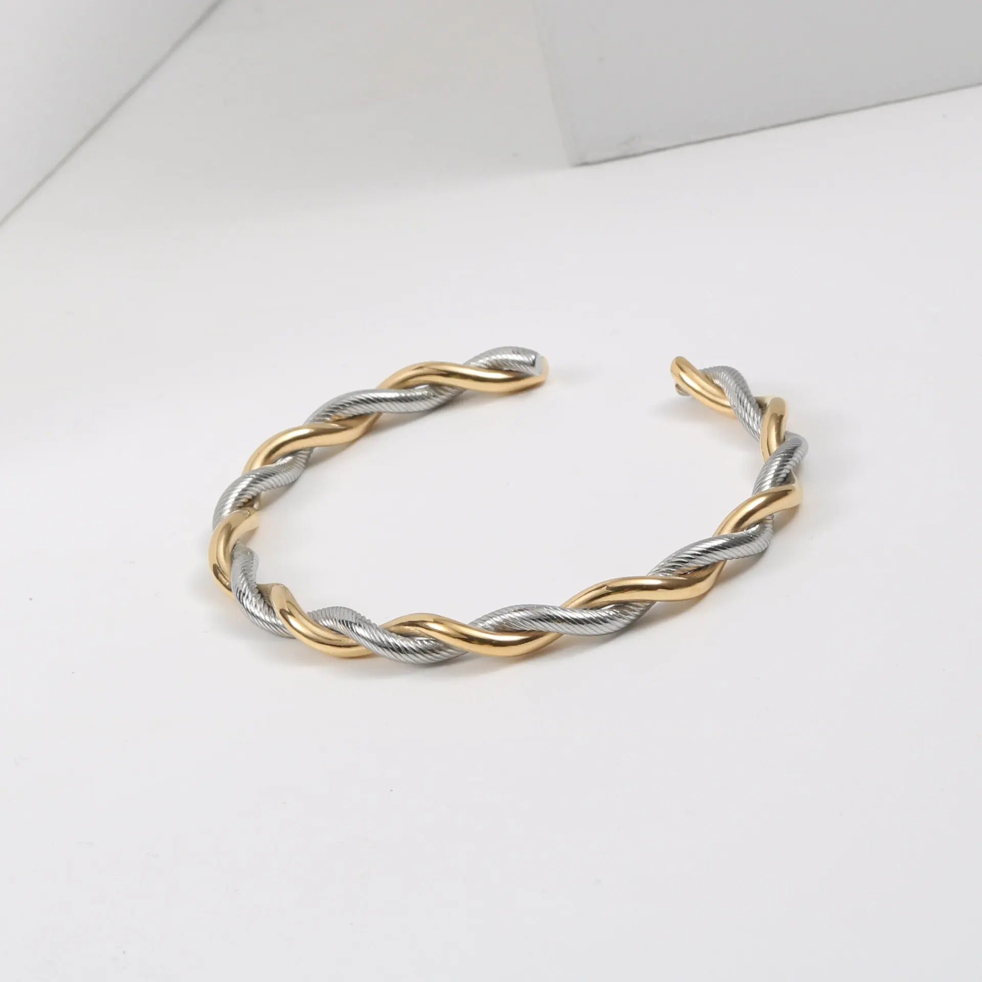 Carmiora - Gedrehtes Charm-Armband