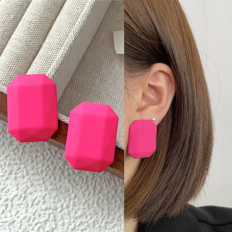 „Everything is Pink“-Kollektion geometrischer Statement-Ohrringe