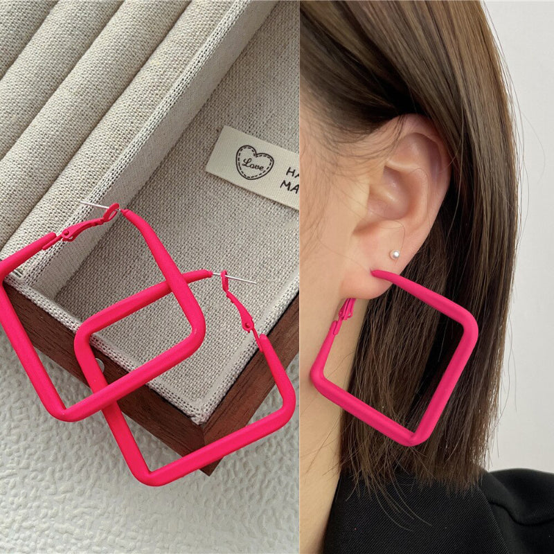 „Everything is Pink“-Kollektion geometrischer Statement-Ohrringe