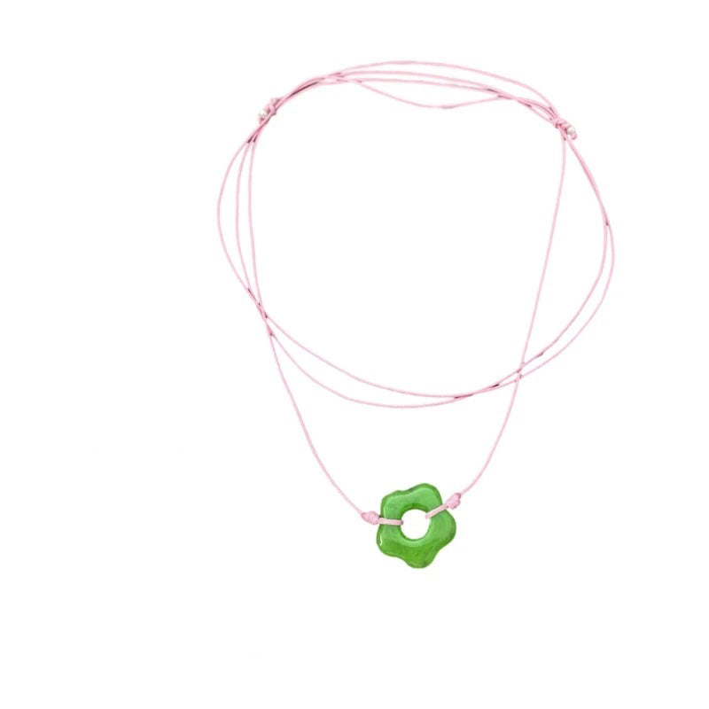 Lebendige Halskette mit hohlem Blumenanhänger