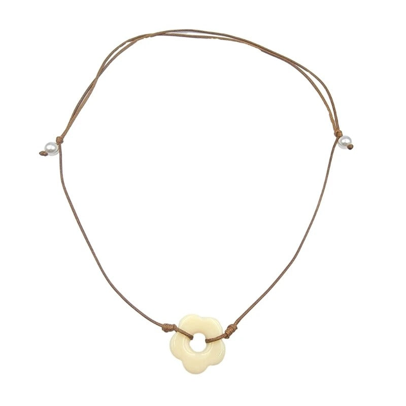 Lebendige Halskette mit hohlem Blumenanhänger