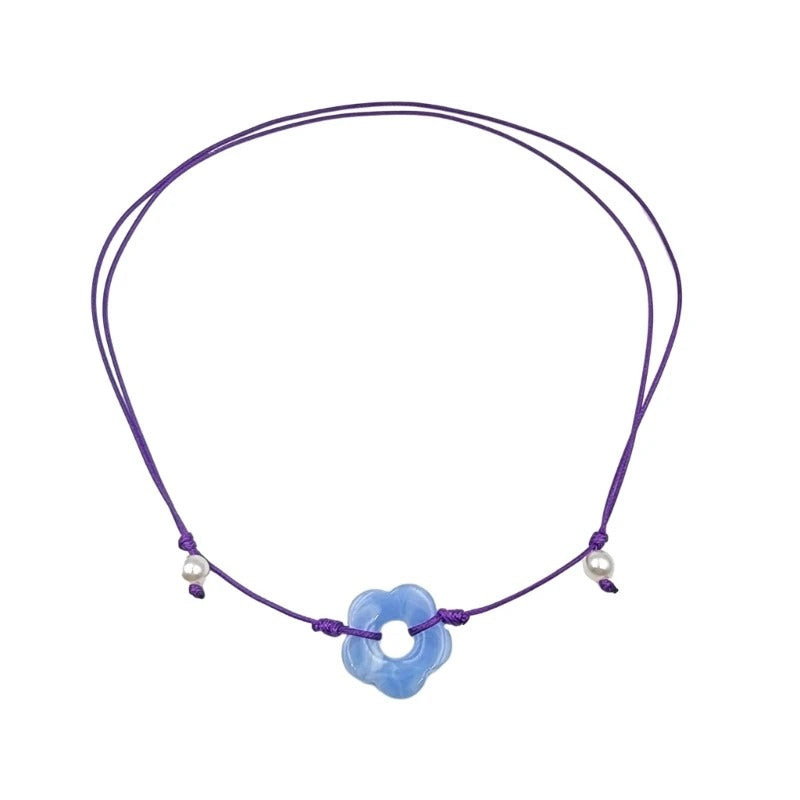 Lebendige Halskette mit hohlem Blumenanhänger