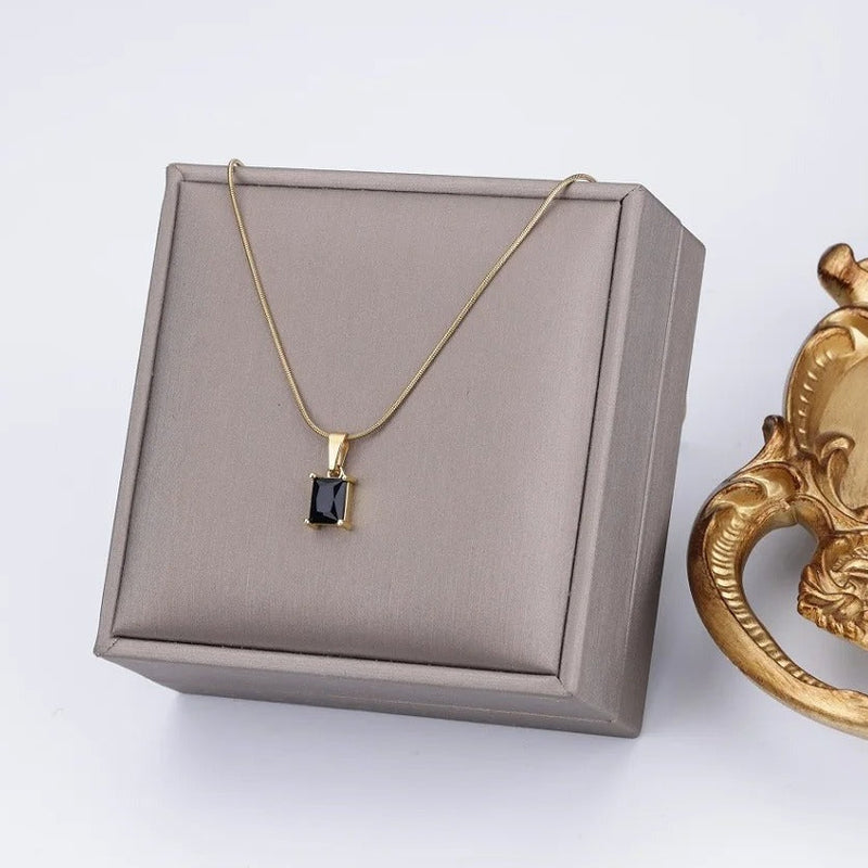 Carmiora - Funkelnde Edelstein-Halskette