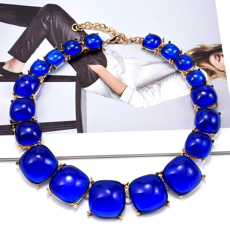 Lustige und leuchtende mehrfarbige Chokerhalsketten