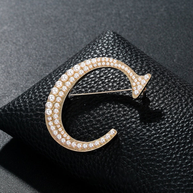 Wunderbare, personalisierte Brosche mit Buchstaben von A bis Z, eingebettet in Perlen