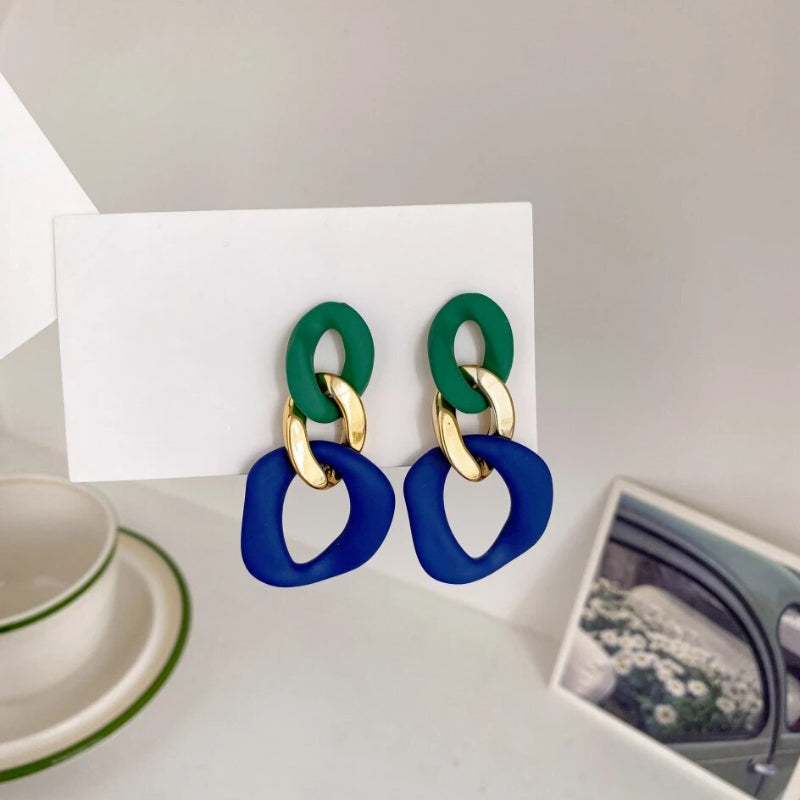 Farbblock-Ohrringe aus Acryl mit Kettenanhänger