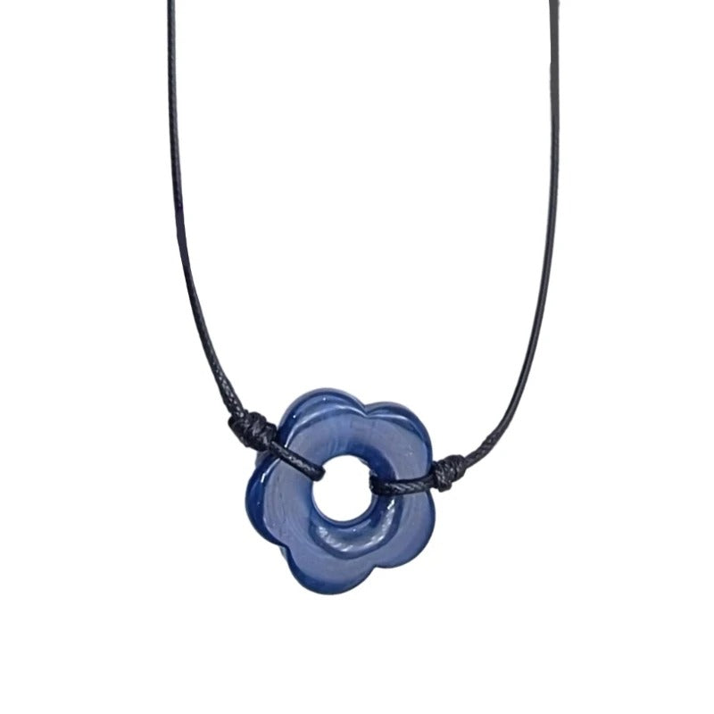 Lebendige Halskette mit hohlem Blumenanhänger