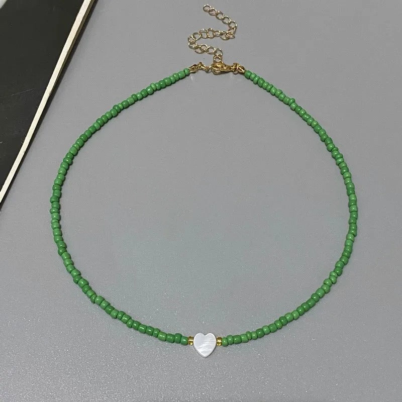 Perlen-Halskette mit Herzanhänger aus weißer Naturmuschel