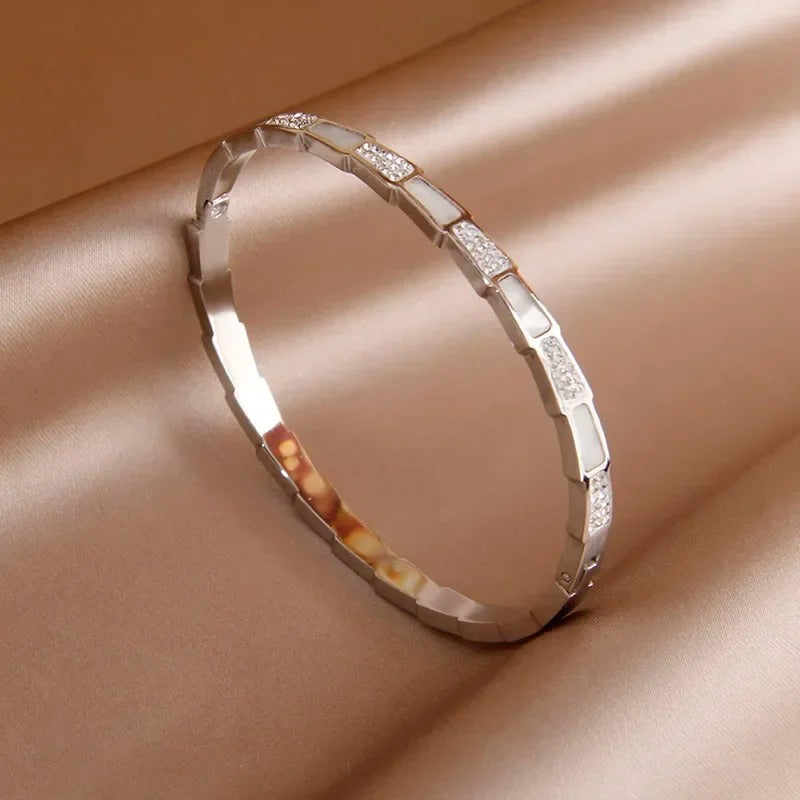 Carmiora - Elegante Infinity-Armreifen aus Edelstahl