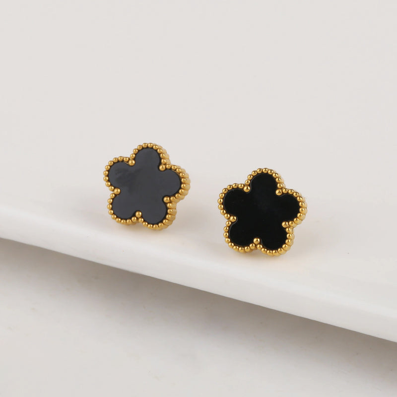 Glücksbringer-Ohrringe in Form einer fünfblättrigen Blume