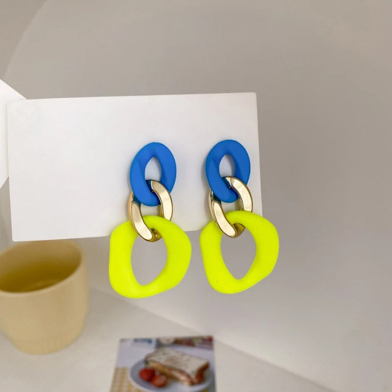 Farbblock-Ohrringe aus Acryl mit Kettenanhänger