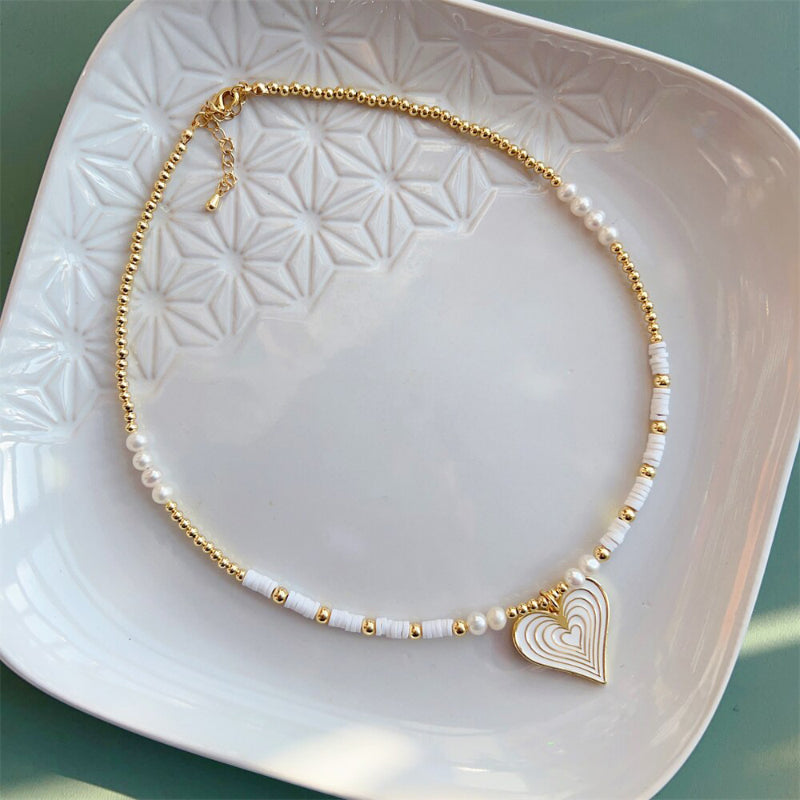 Einfache handgefertigte Perlenketten mit Herzanhänger