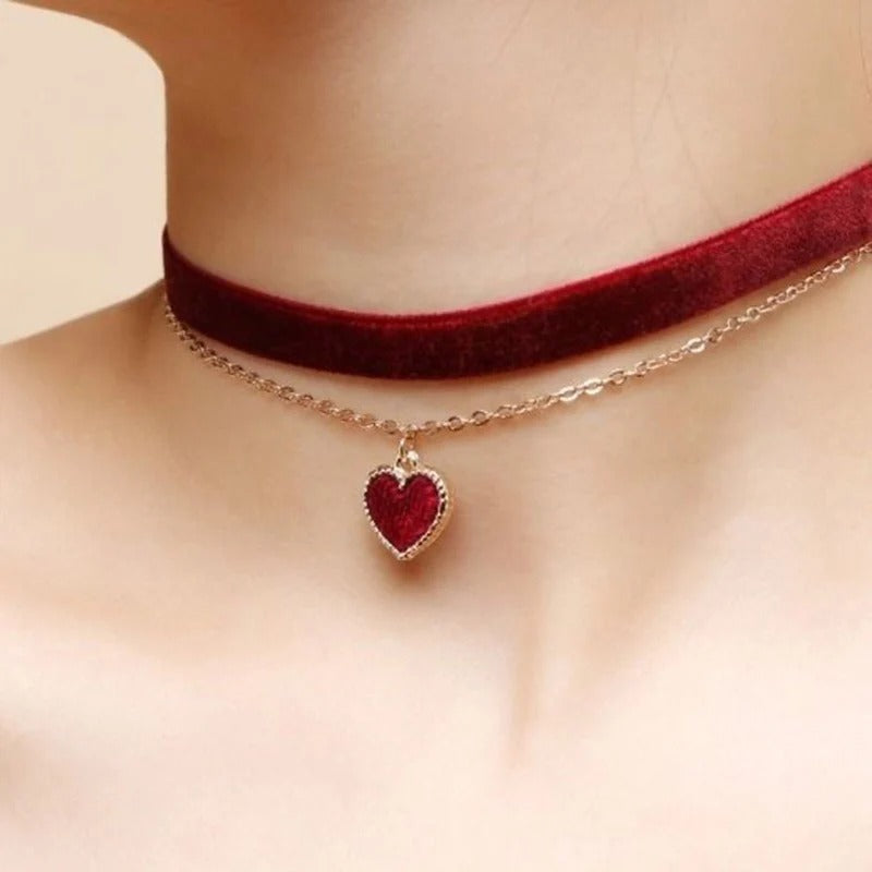 Doppellagige Chokerhalskette aus Samt mit Liebesherz
