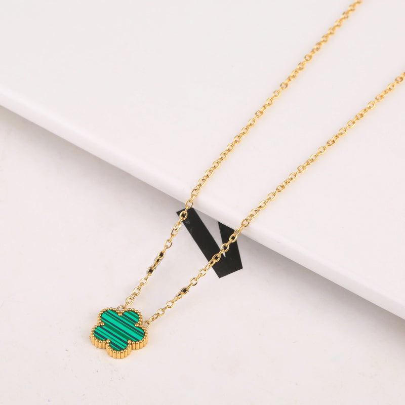 Glücksbringer-Halsketten in Form einer fünfblättrigen Blume