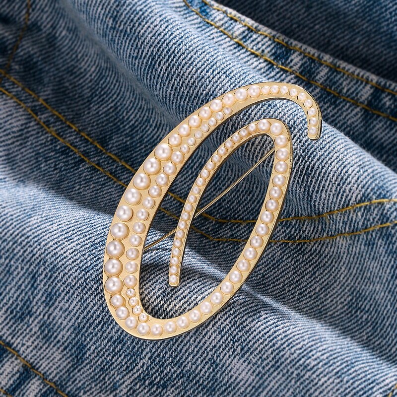 Wunderbare, personalisierte Brosche mit Buchstaben von A bis Z, eingebettet in Perlen