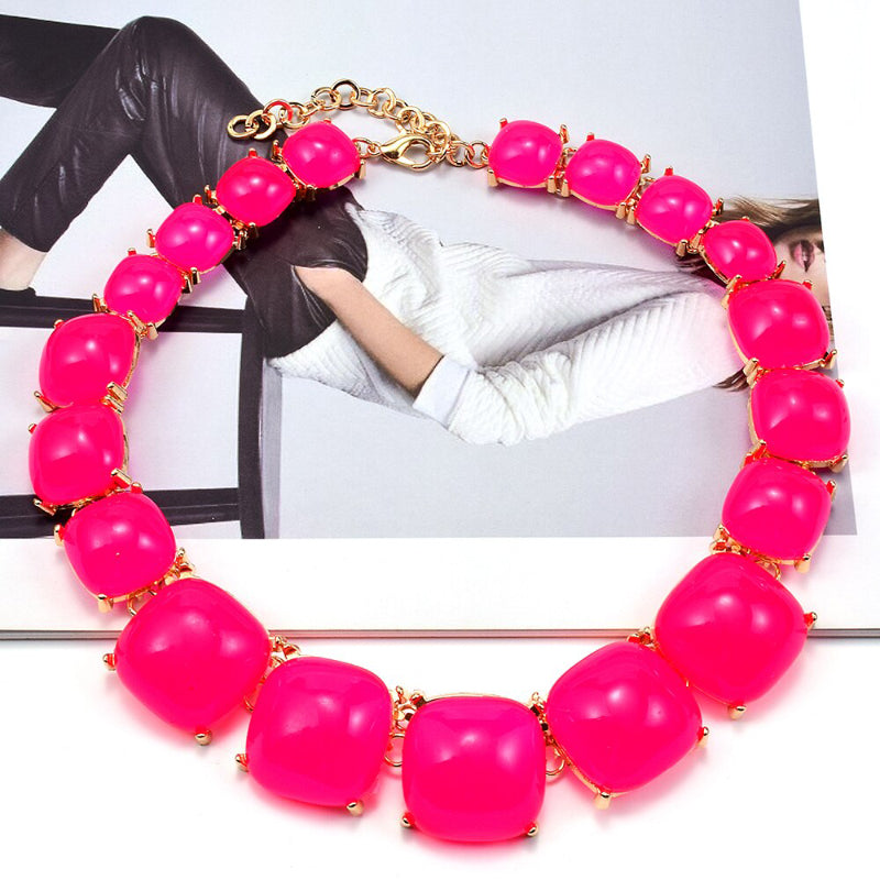 Lustige und leuchtende mehrfarbige Chokerhalsketten