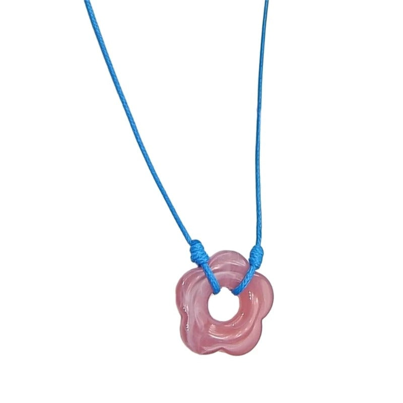 Lebendige Halskette mit hohlem Blumenanhänger