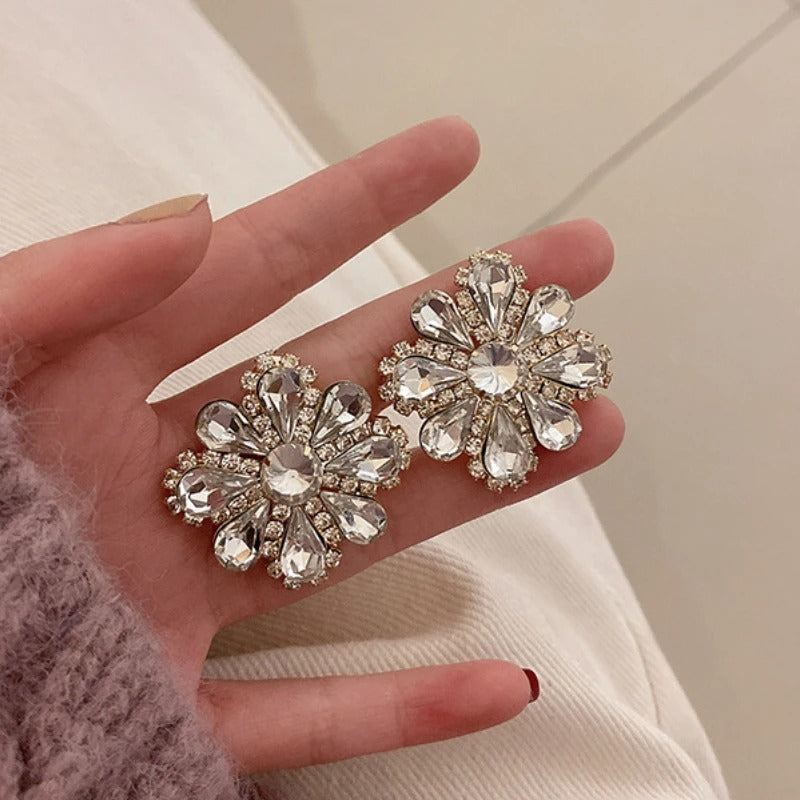 Statement-Ohrring-Kollektion mit Frühlingsblumenmotiv