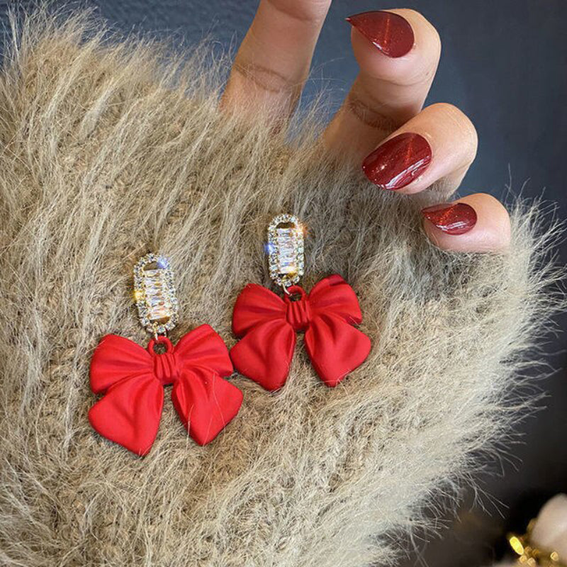 Kollektion eleganter, langer Statement-Ohrhänger