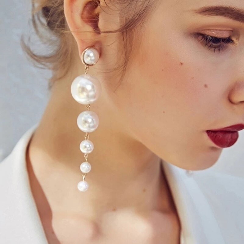 Kollektion eleganter, langer Statement-Ohrhänger