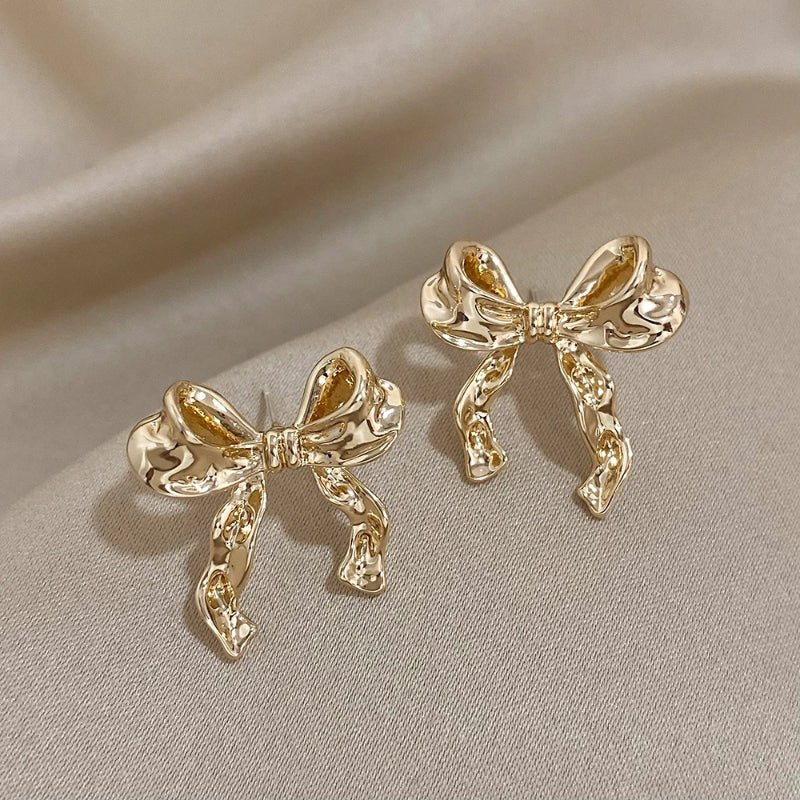 Modische lange Ohrringe mit Schleifendesign