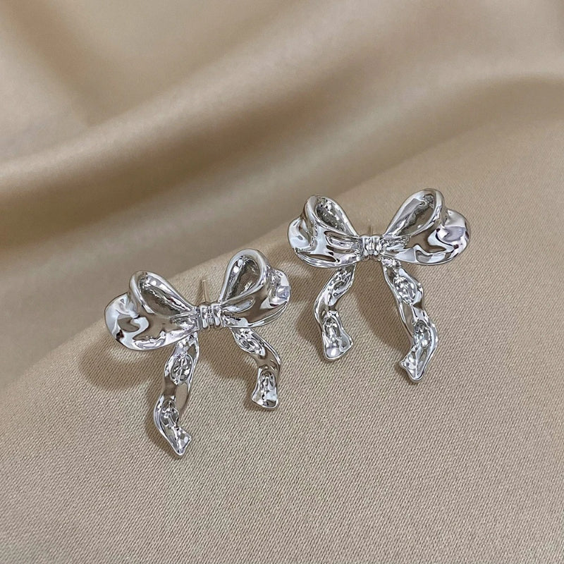 Modische lange Ohrringe mit Schleifendesign