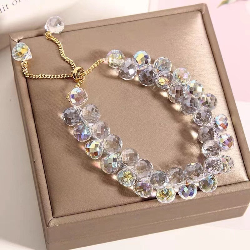 Brillantes und schillerndes Perlenarmband