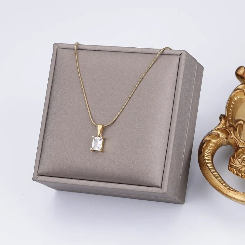 Chavri - Funkelnde Edelstein-Halskette