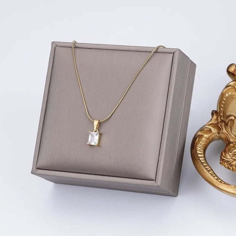 Chavri - Funkelnde Edelstein-Halskette