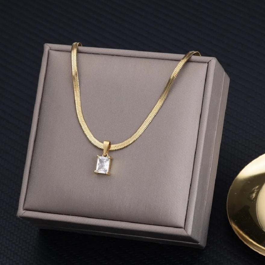 Carmiora - Funkelnde Edelstein-Halskette