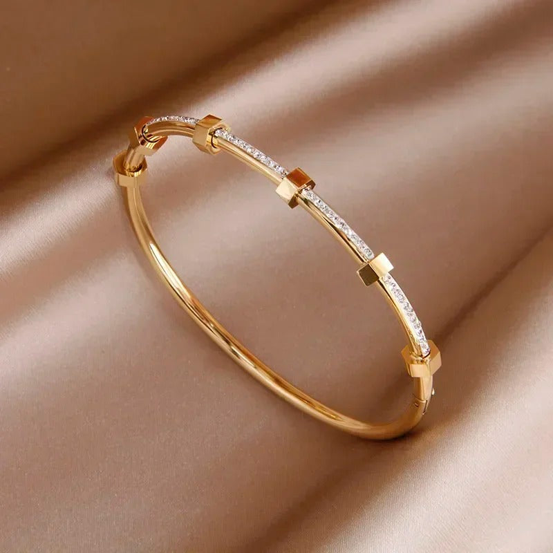 Carmiora - Elegante Infinity-Armreifen aus Edelstahl