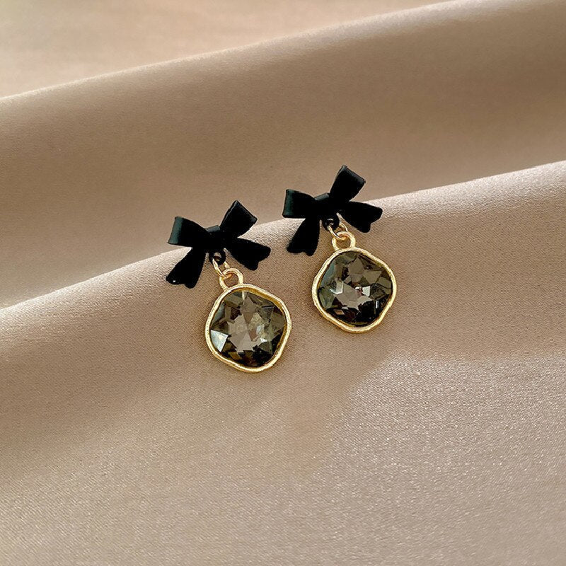 Schicke und gotische Statement-Ohrring-Kollektion in Schwarz